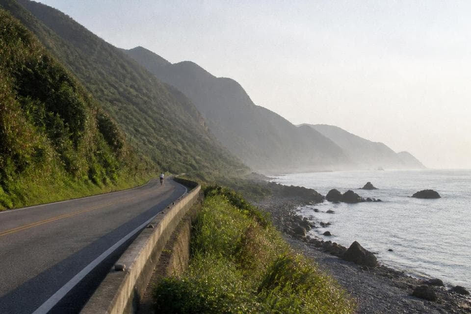 Carretera costera entre montañas y mar, como las que se recorren en Taiwán