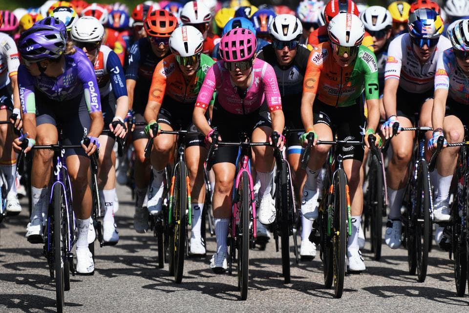 Pelotón de ciclistas profesionales femeninas en plena carrera